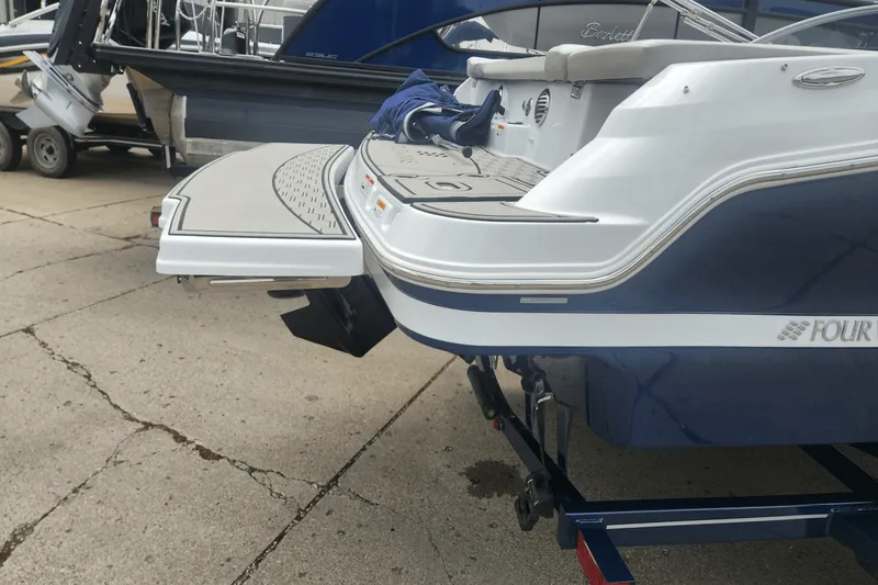 Slide: The Image of Four Winns HD2 2022 - 9