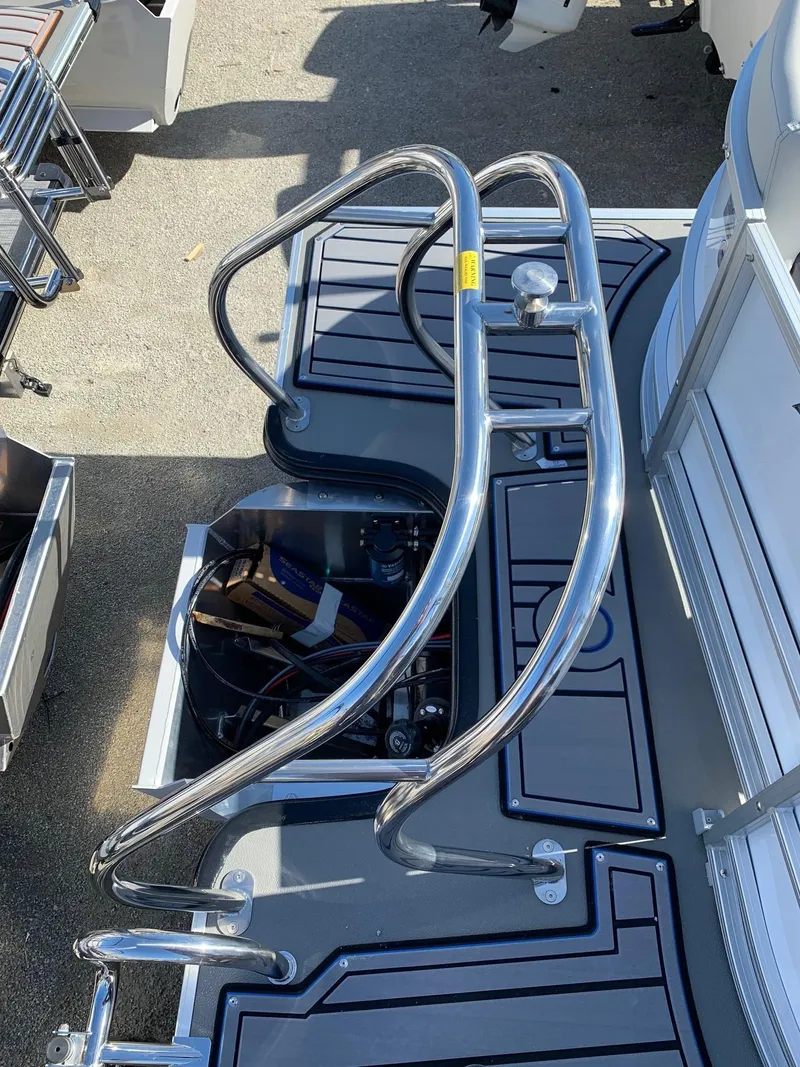 Slide: The Image of 2024 Starcraft SLS3 boat with stainless steel ladder and deck. - 14