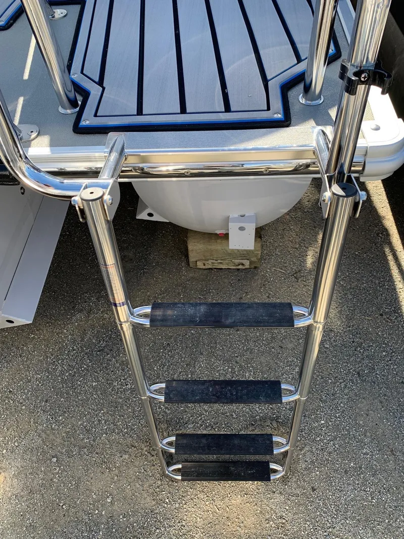 Slide: The Image of 2024 Starcraft SLS3 boat with stainless steel boarding ladder - 4