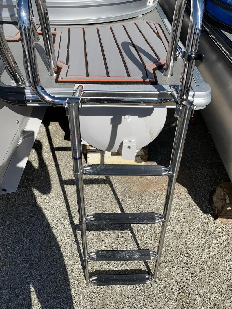 Slide: The Image of 2024 Starcraft SLS3 boat with stainless steel boarding ladder - 5