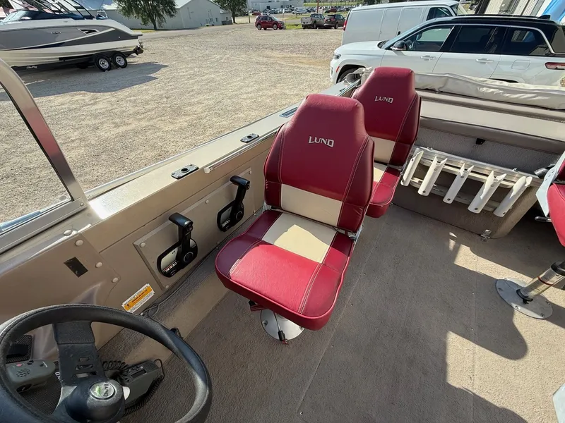 Slide: The Image of Lund 1800 Fisherman ITS 2000 - 25