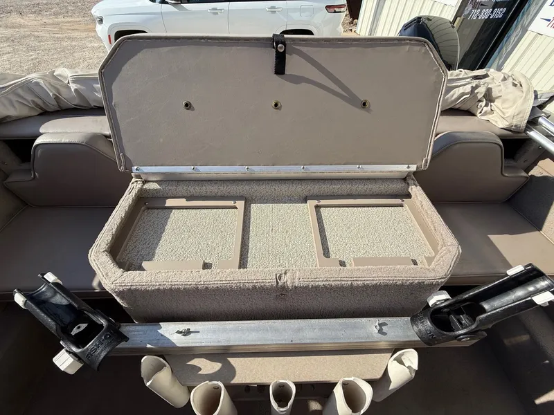 Slide: The Image of Lund 1800 Fisherman ITS 2000 - 27