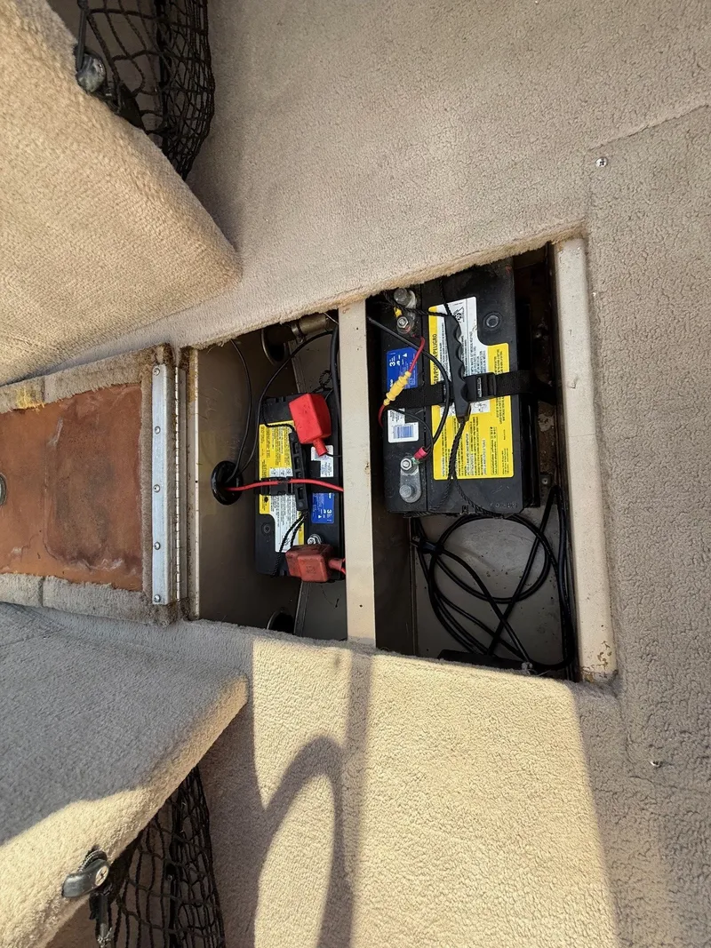 Slide: The Image of Lund 1800 Fisherman ITS 2000 - 28