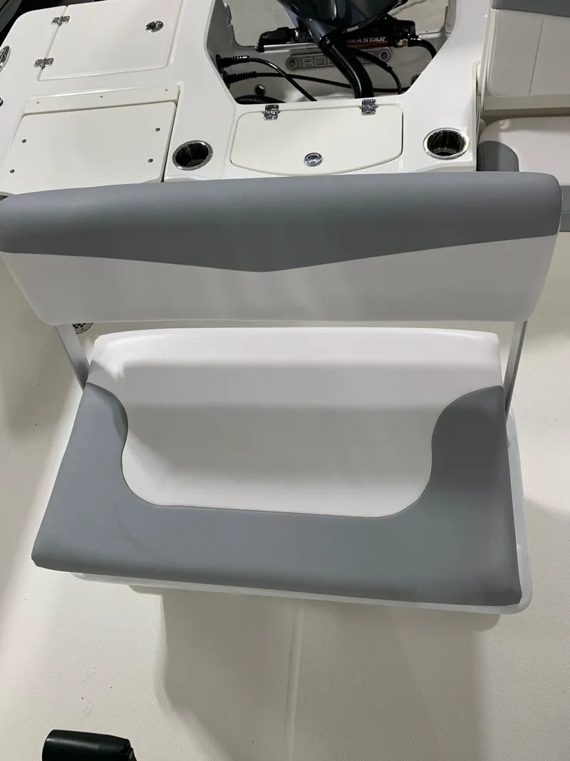 Slide: The Image of 2024 Robalo 206 Cayman boat seat and console area. - 12