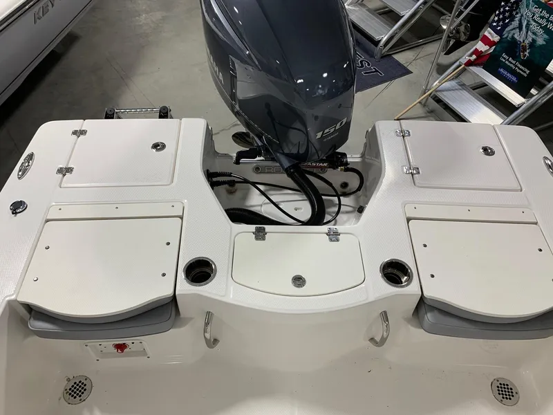 Slide: The Image of 2024 Robalo 206 Cayman boat stern with Yamaha 150 outboard motor. - 18