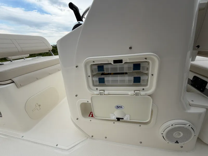 Slide: The Image of Boston Whaler 170 Montauk 2026 - 32