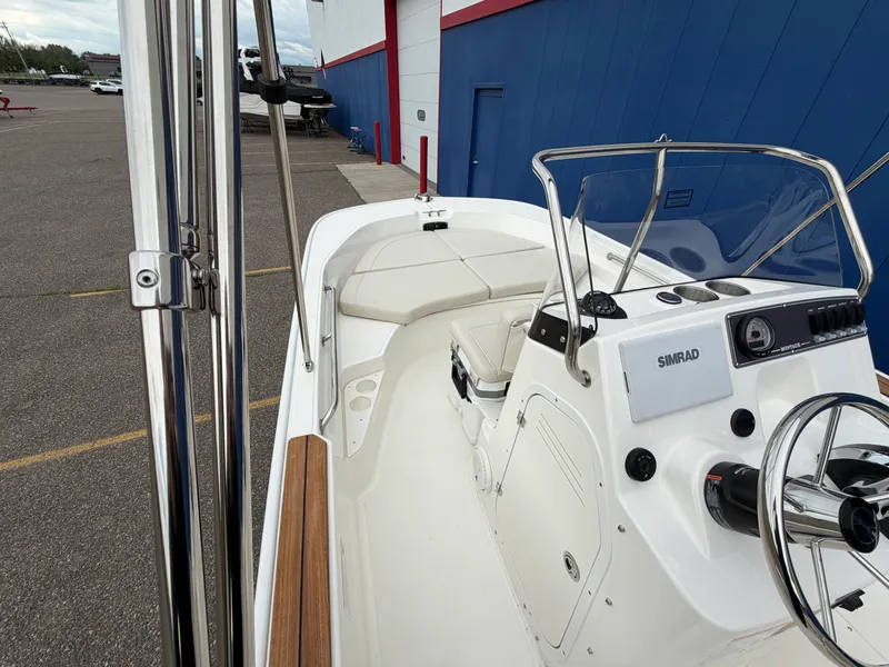 Slide: The Image of Boston Whaler 170 Montauk 2026 - 22