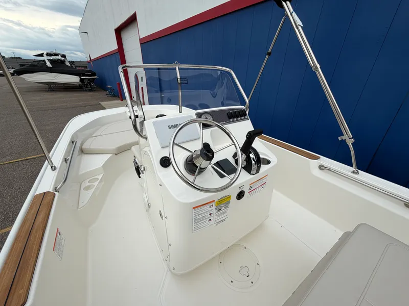 Slide: The Image of Boston Whaler 170 Montauk 2026 - 14
