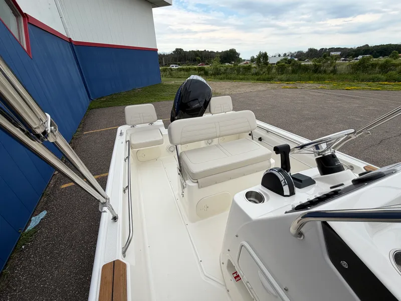 Slide: The Image of Boston Whaler 170 Montauk 2026 - 33