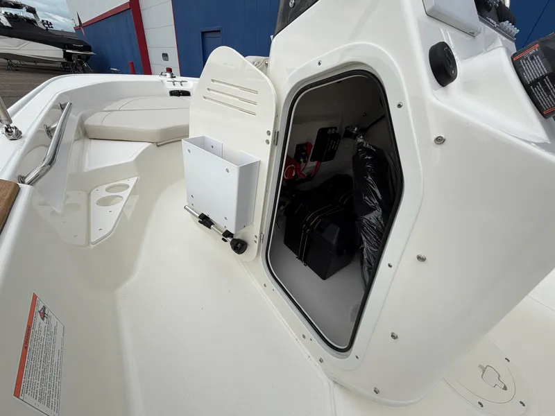 Slide: The Image of Boston Whaler 170 Montauk 2026 - 20