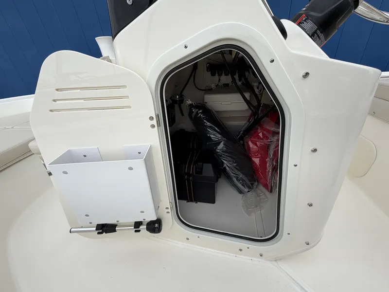 Slide: The Image of Boston Whaler 170 Montauk 2026 - 21