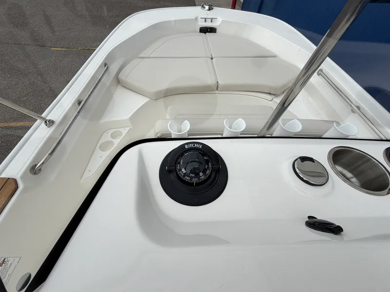 Slide: The Image of Boston Whaler 170 Montauk 2026 - 18