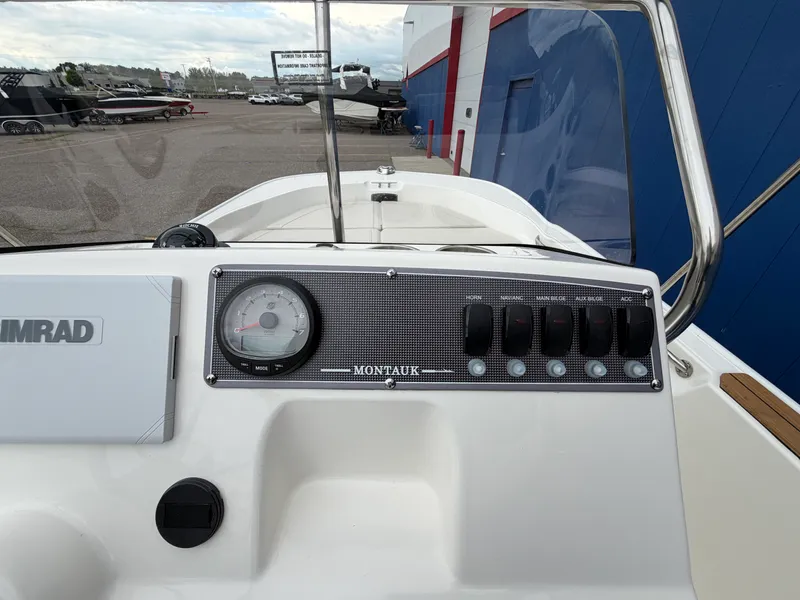 Slide: The Image of Boston Whaler 170 Montauk 2026 - 17