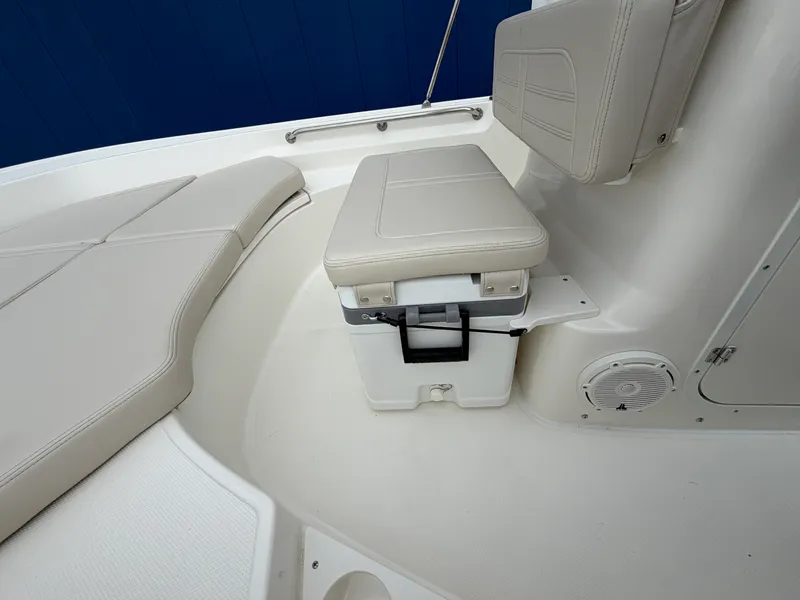 Slide: The Image of Boston Whaler 170 Montauk 2026 - 24