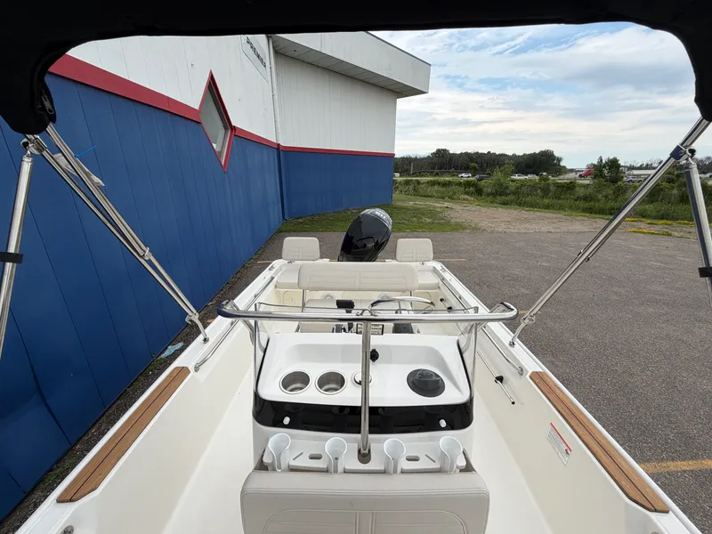 Slide: The Image of Boston Whaler 170 Montauk 2026 - 30