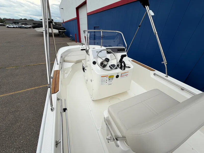 Slide: The Image of Boston Whaler 170 Montauk 2026 - 13