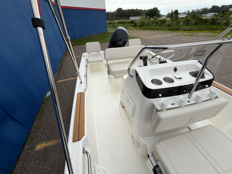Slide: The Image of Boston Whaler 170 Montauk 2026 - 31