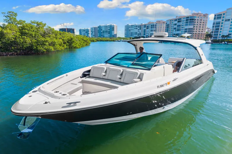 Slide: The Image of Sea Ray SLX 400 Outboard 2022 - 10