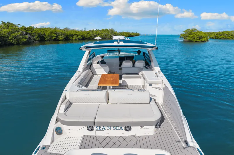 Slide: The Image of Sea Ray SLX 400 Outboard 2022 - 11