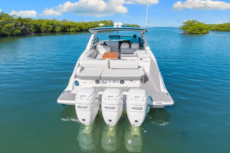 Slide: The Image of Sea Ray SLX 400 Outboard 2022 - 12