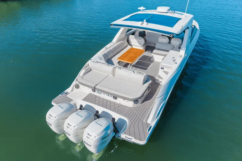 Slide: The Image of Sea Ray SLX 400 Outboard 2022 - 13