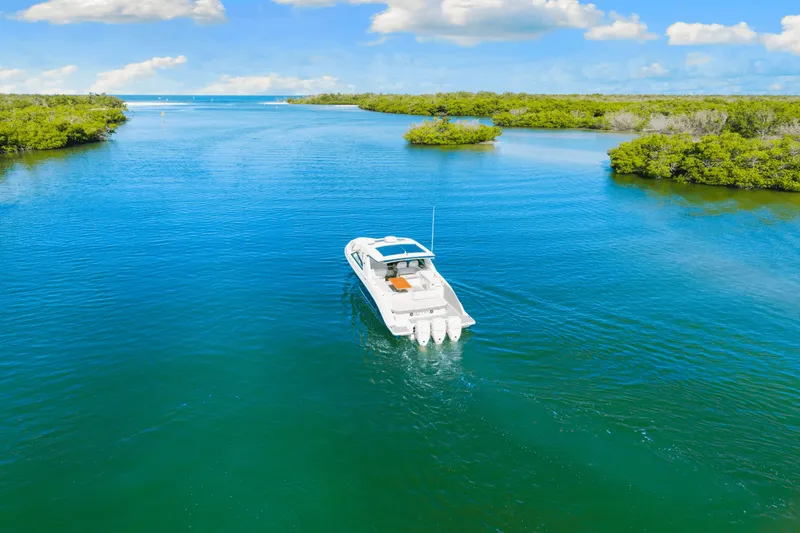 Slide: The Image of Sea Ray SLX 400 Outboard 2022 - 14