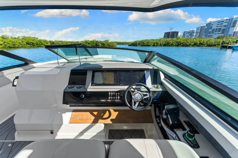 Slide: The Image of Sea Ray SLX 400 Outboard 2022 - 15