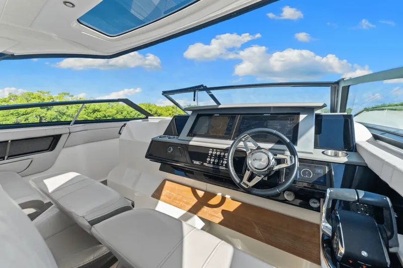 Slide: The Image of Sea Ray SLX 400 Outboard 2022 - 16