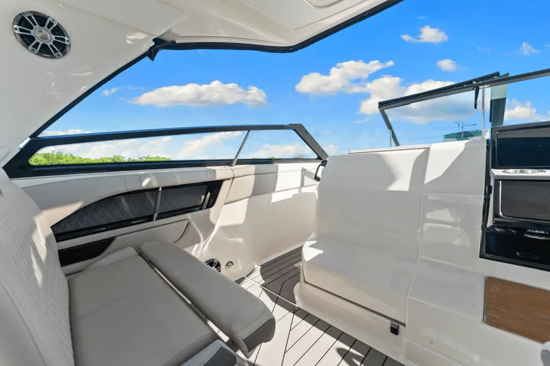 Slide: The Image of Sea Ray SLX 400 Outboard 2022 - 18