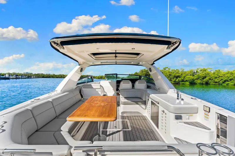 Slide: The Image of Sea Ray SLX 400 Outboard 2022 - 19