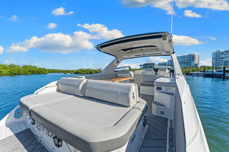 Slide: The Image of Sea Ray SLX 400 Outboard 2022 - 20