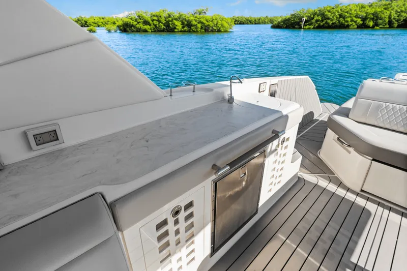 Slide: The Image of Sea Ray SLX 400 Outboard 2022 - 23