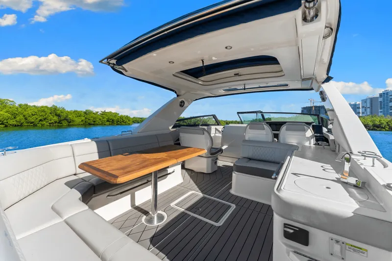 Slide: The Image of Sea Ray SLX 400 Outboard 2022 - 24