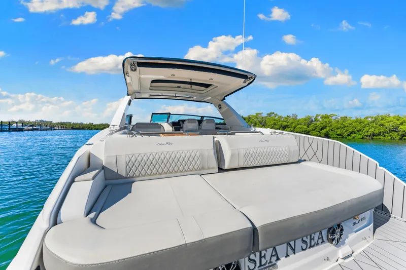 Slide: The Image of Sea Ray SLX 400 Outboard 2022 - 25