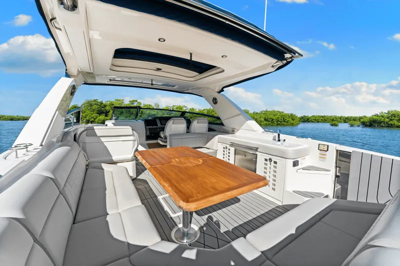 Slide: The Image of Sea Ray SLX 400 Outboard 2022 - 26