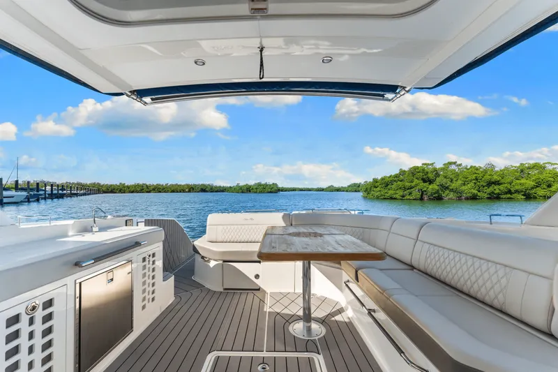 Slide: The Image of Sea Ray SLX 400 Outboard 2022 - 27