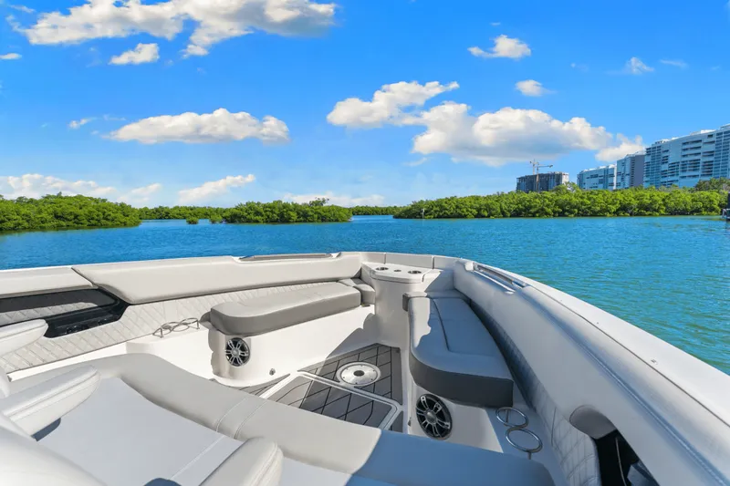 Slide: The Image of Sea Ray SLX 400 Outboard 2022 - 28