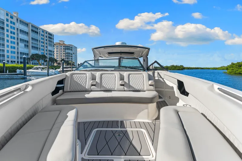 Slide: The Image of Sea Ray SLX 400 Outboard 2022 - 29