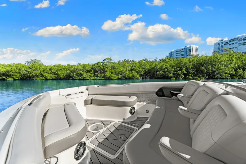 Slide: The Image of Sea Ray SLX 400 Outboard 2022 - 30