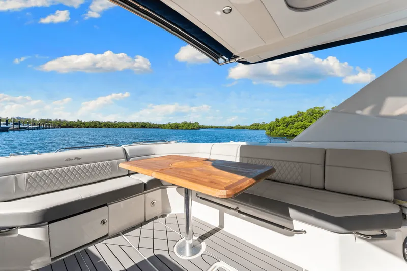 Slide: The Image of Sea Ray SLX 400 Outboard 2022 - 31