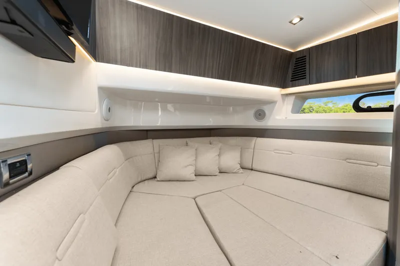 Slide: The Image of Sea Ray SLX 400 Outboard 2022 - 32