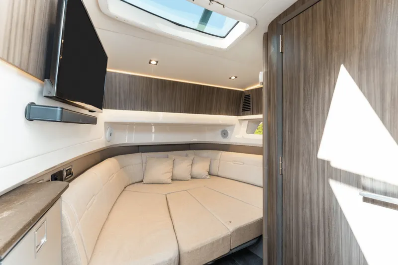 Slide: The Image of Sea Ray SLX 400 Outboard 2022 - 33