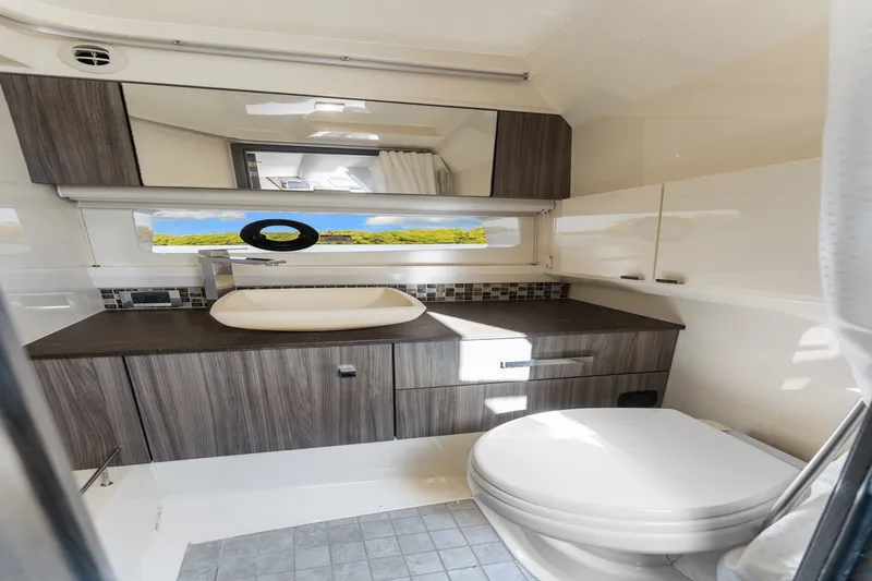 Slide: The Image of Sea Ray SLX 400 Outboard 2022 - 37