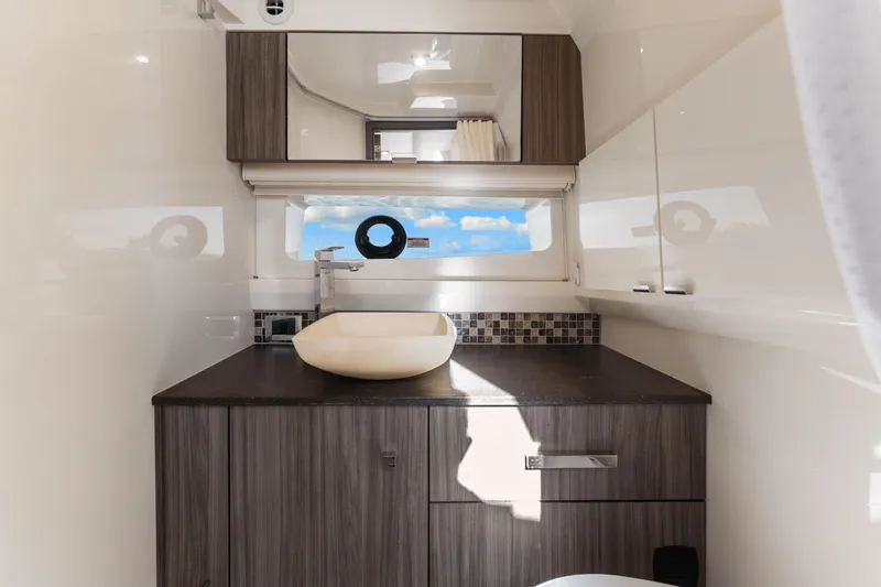 Slide: The Image of Sea Ray SLX 400 Outboard 2022 - 38