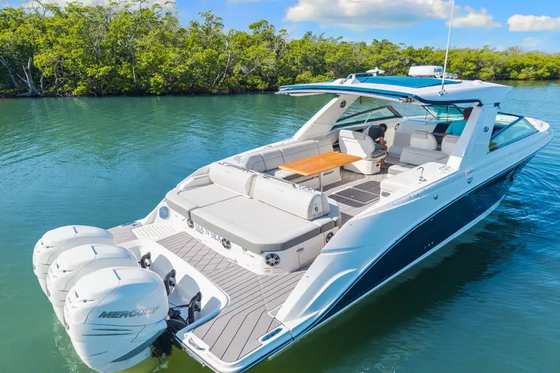 Slide: The Image of Sea Ray SLX 400 Outboard 2022 - 4