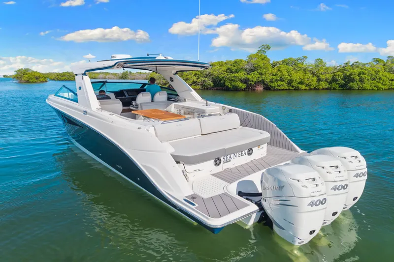 Slide: The Image of Sea Ray SLX 400 Outboard 2022 - 44