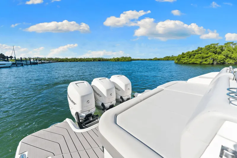 Slide: The Image of Sea Ray SLX 400 Outboard 2022 - 45