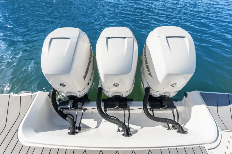 Slide: The Image of Sea Ray SLX 400 Outboard 2022 - 46