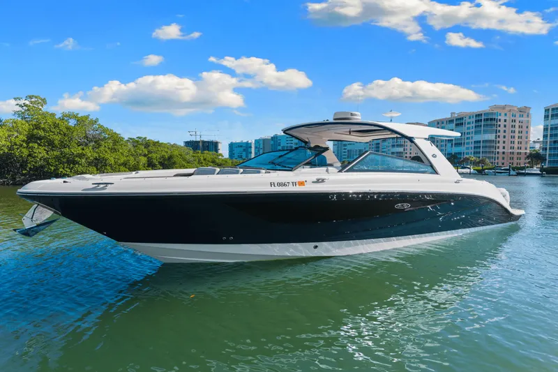 Slide: The Image of Sea Ray SLX 400 Outboard 2022 - 47