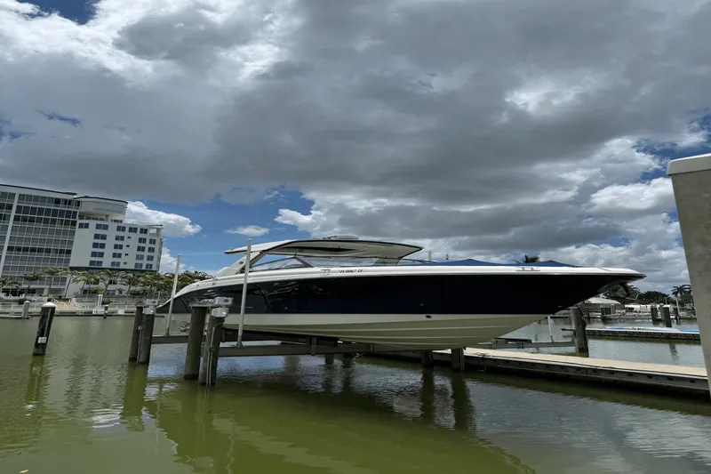 Slide: The Image of Sea Ray SLX 400 Outboard 2022 - 48